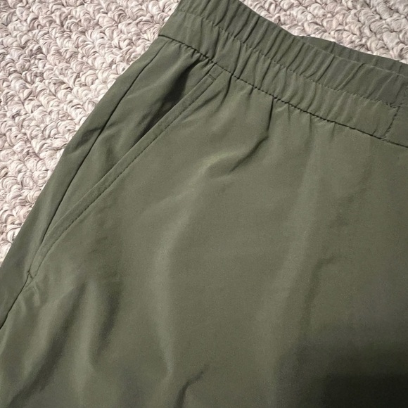 Banana Republic Women’s Airstretch Lightweight Olive Green Pants Size M EUC - Picture 4 of 5